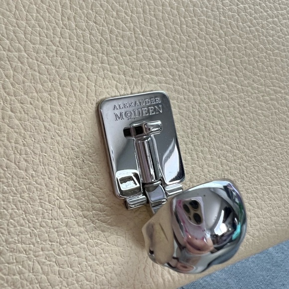 ALEXANDER MCQUEEN Light Latte Continental Card Wallet Silver Skull Closure - Picture 4 of 16